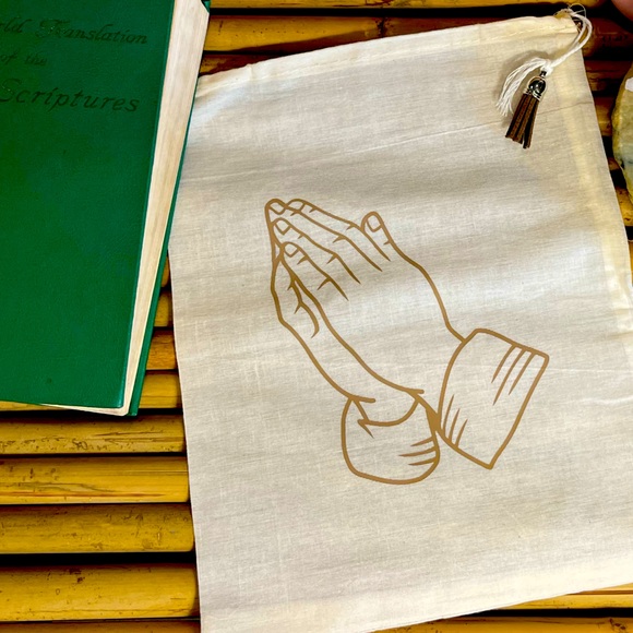 Light canvas bag with pull close string. 🙏🏼 - Picture 2 of 2